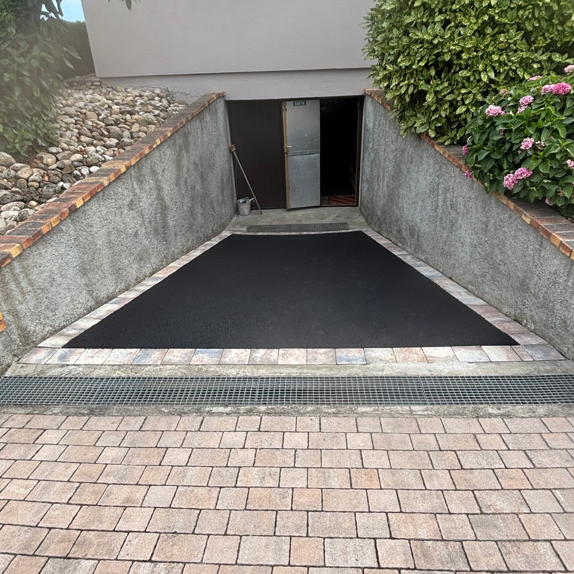 Pose d’enrob&eacute; dans une descente de garage &agrave; Hirtzfelden pr&egrave;s de Ensisheim Illzach